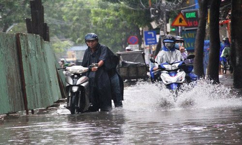 Người[-]Sài[-]Gòn[-]lại[-]“bơi”[-]về[-]nhà[-]sau[-]cơn[-]mưa[-]chiều